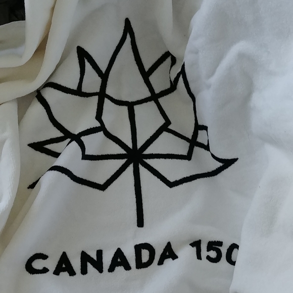 NWOT Beach Towel, 100% Cotton, Length 59 inches, wide 30 inches white/red/black - Picture 3 of 12